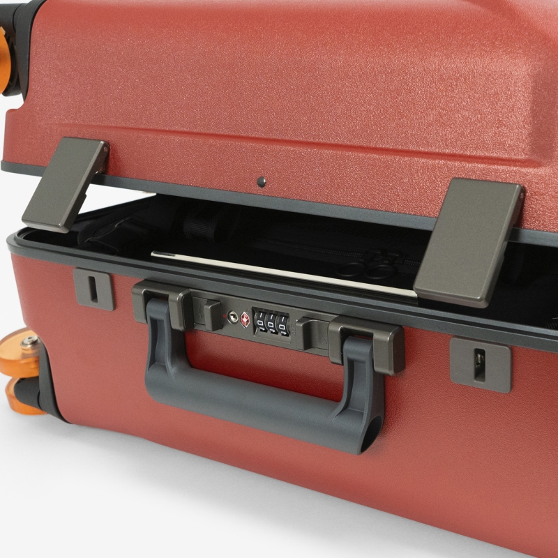 フレームには軽量で高剛性を誇るマグネシウム合金を採用。　外部からの衝撃やほこり・雨などの侵入を防ぎ、大切な荷物を保護します。