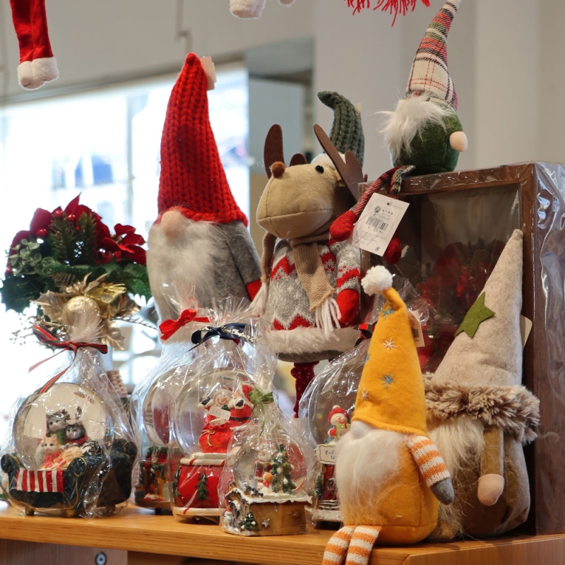 クリスマス商品も入荷しています